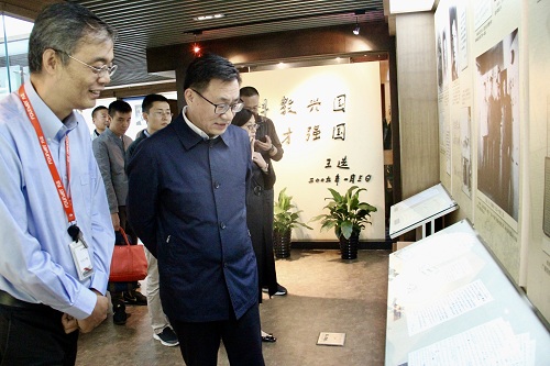 参观.jpg 参观.jpg
